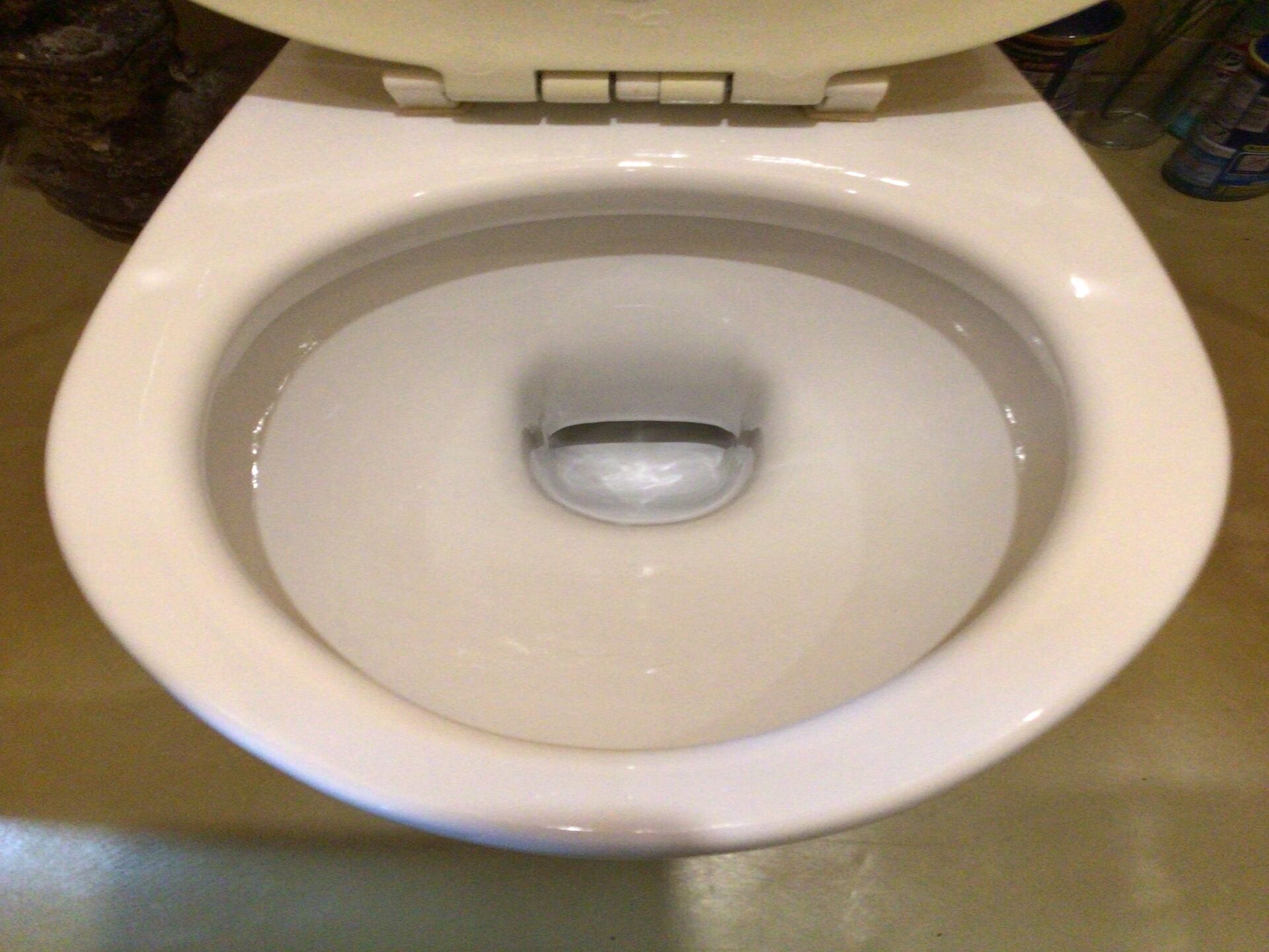 トイレ（陶器）の水アカと尿石のクリーニング